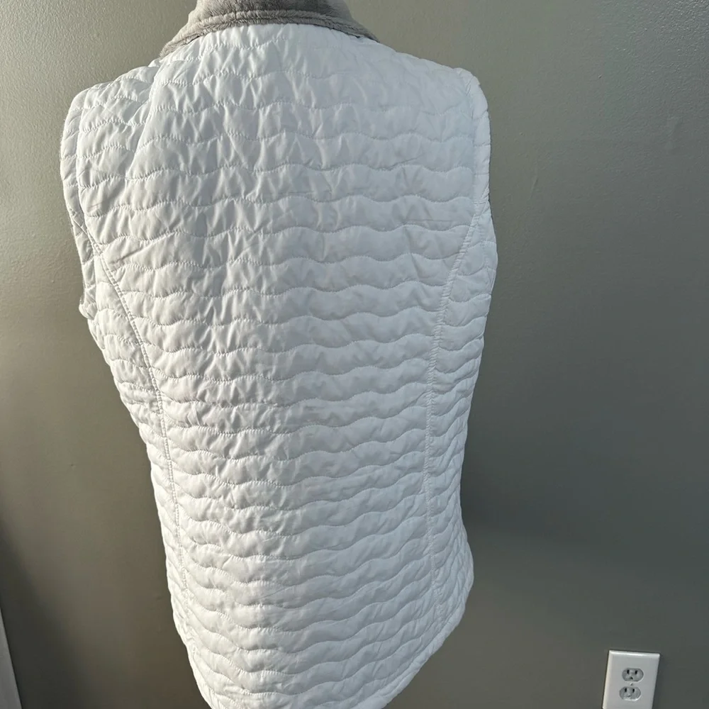 Free country women’s size large reversible,‎ puffer vest white, and gray color